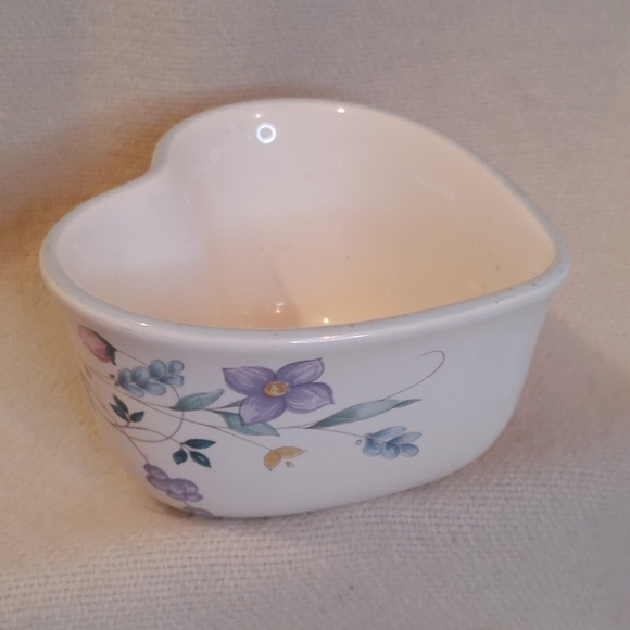 𝅺pfaltzgraff April Pattern Heart Shaped Stoneware - Picture 1 of 6